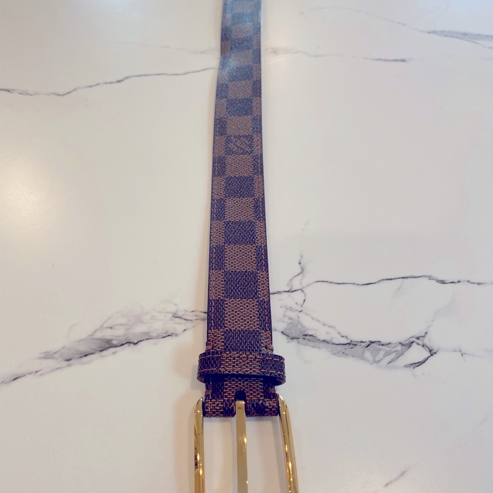 Louis Vuitton 95/38 is the size.  I’ve worn the belt 5 times.